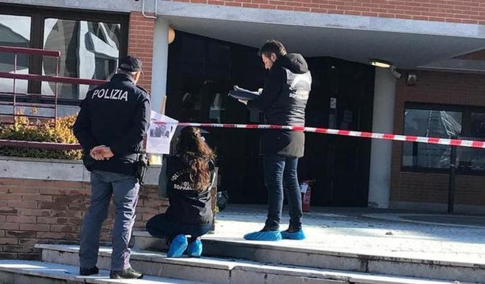 Le tolgono la figlia, una madre si dà fuoco davanti al Tribunale: è grave