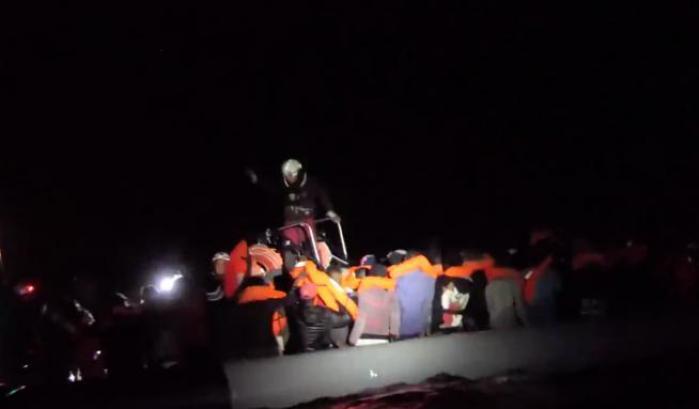 La Ocean Viking salva 92 migranti: "Ci sono donne incinte e bambini, ci serve un porto sicuro"