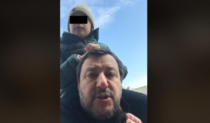 Salvini se ne frega del silenzio elettorale e sfrutta la figlia per la propaganda dell'ultimo minuto