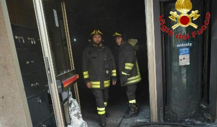 Non gli aprono il conto corrente: lancia una molotov contro la banca