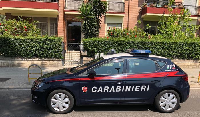 Sequestra e violenta una donna, fermato dopo 10 giorni