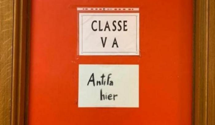 Dagli studenti italiani campagna contro il nazismo: affiggono sulle porte 'Antifa Hier'