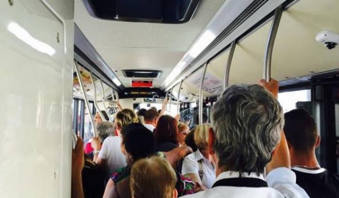 Ha lasciato il posto sul bus a un'anziana ma si è sentita rispondere: "Sei nera, non lo voglio"