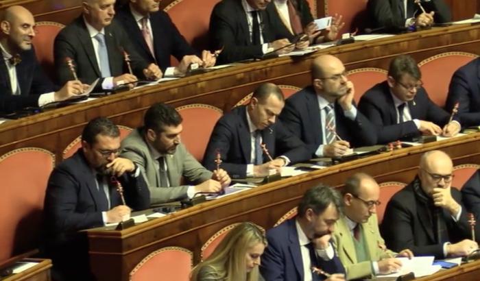 I leghisti come scolaretti all'asilo: in Senato mentre parla Conte con le matite di Pinocchio