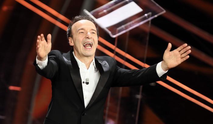 Benigni declama il Cantico dei Cantici: “L’amore non è un mistero, ma è il luogo dove il mistero si dissolve”
