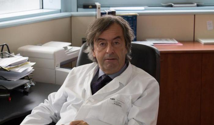 Burioni: "Il Coronavirus è in Italia, ora basta con le polemiche: quarantena per tutti i casi sospetti"
