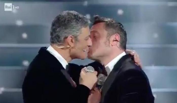 Fiorello e Tiziano Ferro: pace fatta con un bacio sulle labbra