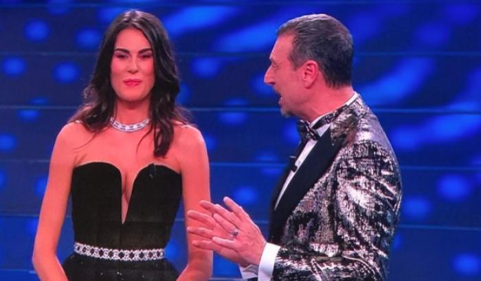 A Sanremo arriva Francesca Sofia Novello e Amadeus ironizza: "Stasera sto un passo indietro io"
