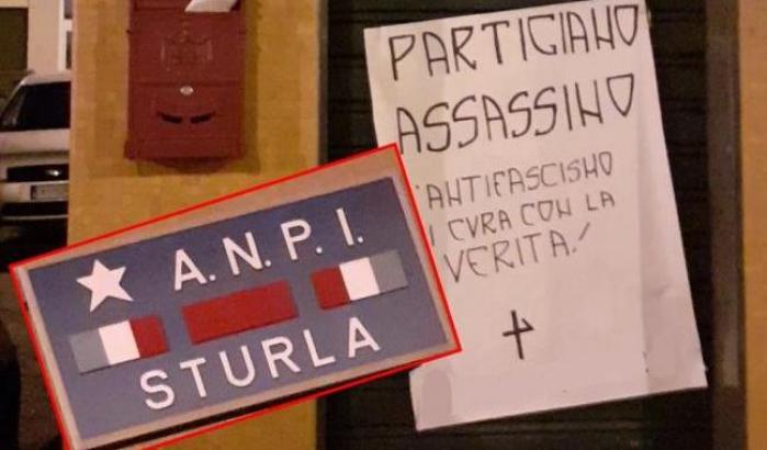 Lo striscione appeso davanti l'Anpi di Genova -Sezione Sturla