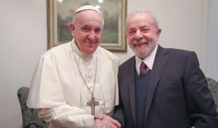 Il Papa e Lula: una stretta di mano per passare dall’oscurità alla Luce