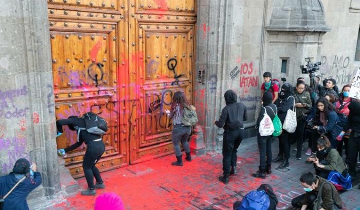 Ennesima donna trucidata, in un Messico dove i media pubblicano le foto della vittima mutilata