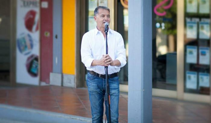 Canta la fascista e razzista "faccetta nera": il sindaco di Olbia finisce nella polemica