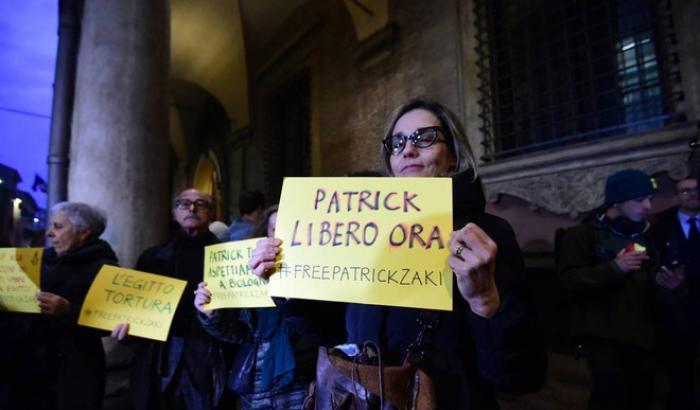 Zaky riesce a scrivere alla famiglia: "Sto bene, un giorno sarò libero e tornerò alla normalità"