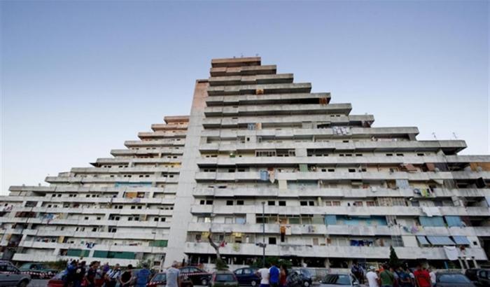 Al via l'abbattimento della Vela Verde: simbolo di Scampia