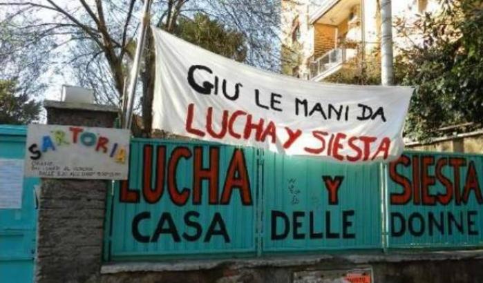 Lucha y siesta, vergogna romana: donne e bambini dentro, ma è già cominciato il distacco delle utenze