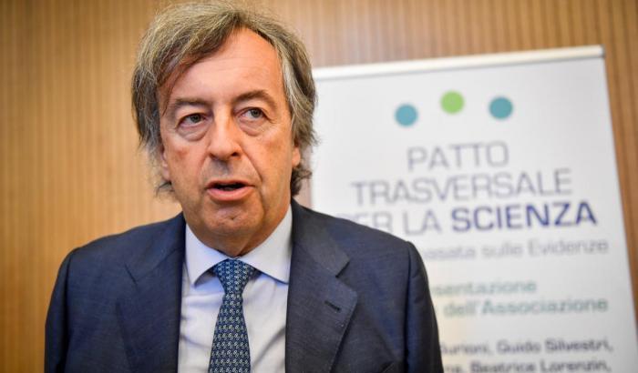 I consigli di Burioni sul coronavirus: "Se siete raffreddati o avete la febbre state a casa"