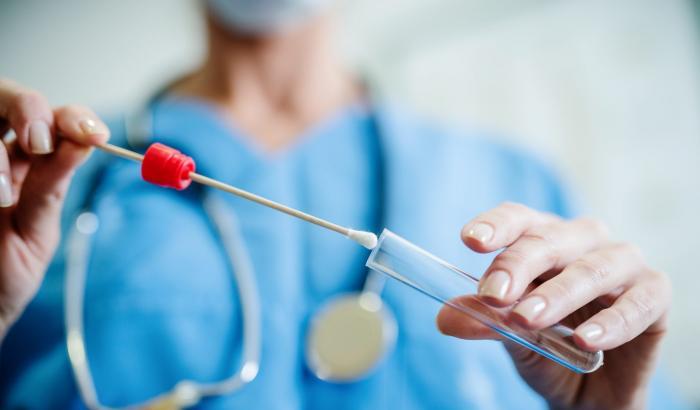 Coronavirus, cos'è e come funziona il tampone faringeo
