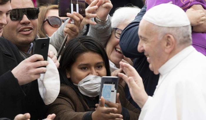 Francesco contro il panico da Coronavirus abbraccia i fedeli in piazza San Pietro