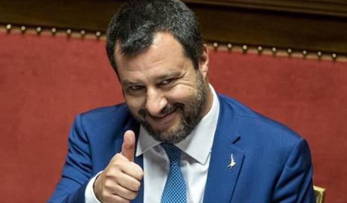 Salvini accusa il mondo: "Volta le spalle all'Italia". Piogge di critiche sul politico dei porti chiusi