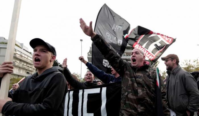 Gli 007 italiani lanciano l'allarme: "Nel paese un insidioso rigurgito neo-nazista"