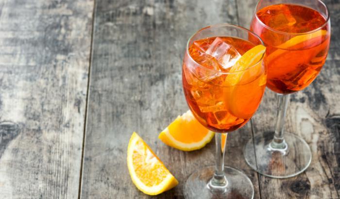 Psicosi a Venezia, i turisti non si fermano più a bere uno spritz: offerti drink gratis in piazza San Marco