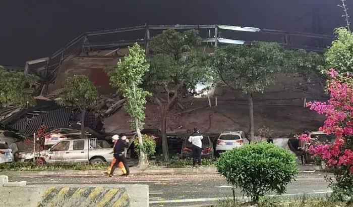 L'albergo crollato a Quanzhou in Cina