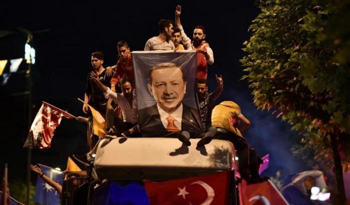 Erdogan il repressore tuona contro gli studenti che protestano: "Sono terroristi"