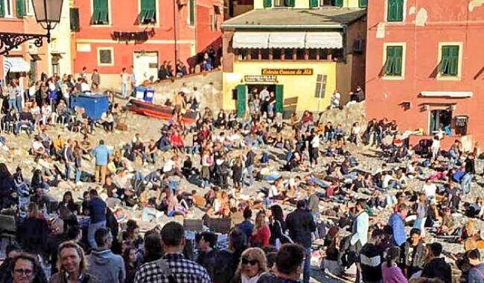 Liguria: se ne fregano dell'emergenza e vanno al mare, l'ira di Toti: "Ragazzi, così non va"