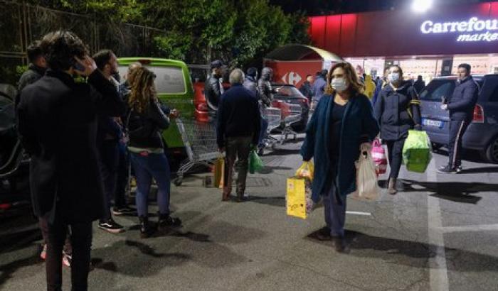 Cittadini all'assalto dei market ieri notte