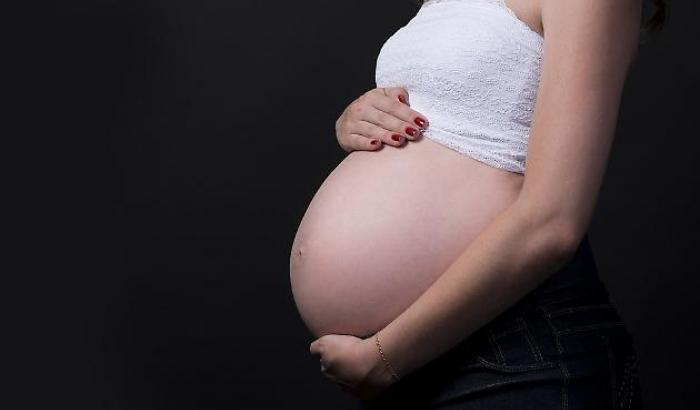 E' positiva al coronavirus ma partorisce una bambina (per fortuna) negativa al tampone