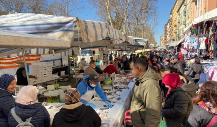 Gente accalcata al mercato a Milano, Burioni: "Chiudere tutto, o non ne usciremo"