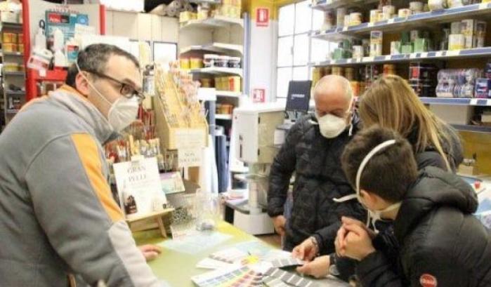 Il virologo: "Chi ha la mascherina fa bene a metterla sempre, anche per fare la spesa"