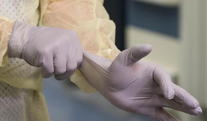 L'epidemiologo ai cittadini: "Attenzione a usare i guanti, potrebbe essere peggio"