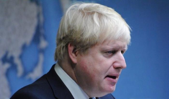 Boris Johnson si aggrava: trasferito in terapia intensiva