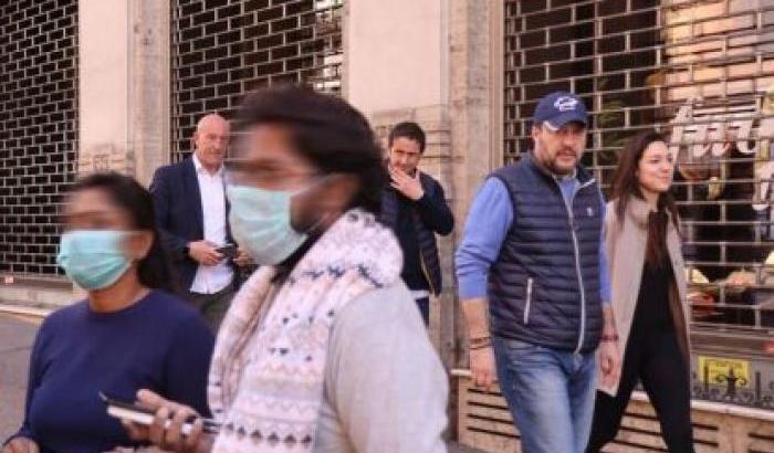 La legge non è uguale per tutti? Salvini passeggia per strada a Roma a mano presa con la fidanzata