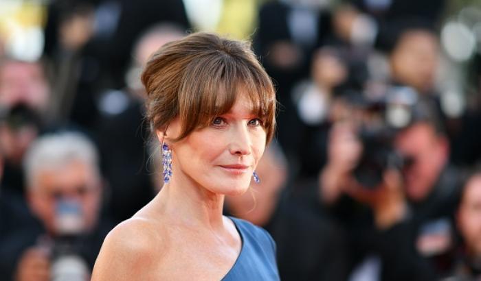 Dopo il video in cui prendeva in giro il Coronavirus Carla Bruni si scusa: "È stato uno stupido scherzo"