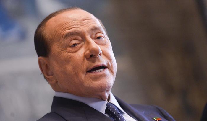 "Noi siamo diversi", Berlusconi prende le distanze dalla Lega che occupa il Parlamento