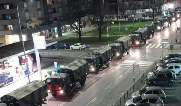 L'immagine che non scorderemo mai: l'esercito a Bergamo porta via le troppe bare