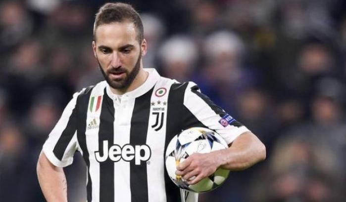 Coronavirus, Higuain lascia l'Italia e vola in Argentina: è polemica