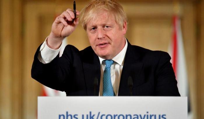 Johnson cede al coronavirus e chiude pub e locali: "Restate a casa"