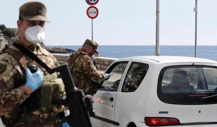 Militari impegnati per i controlli durante il coronavirus