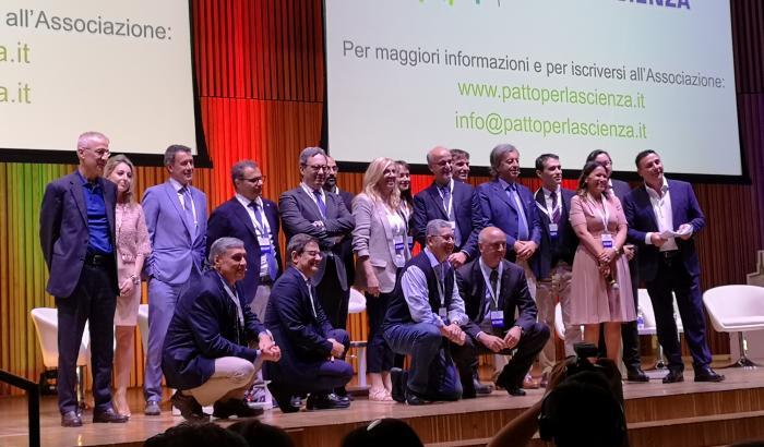 Gli scienziati diffidano la Gismondo: "Minimizza il coronavirus, deve rettificare"