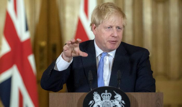 Johnson si confonde sulle norme anti-Covid e i laburisti attaccano: "Grossolana incompetenza"