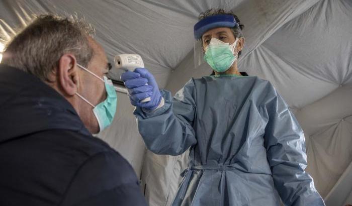 Il virologo Lopalco: "Sì, è probabile che i contagiati dal coronavirus siano 500 mila"
