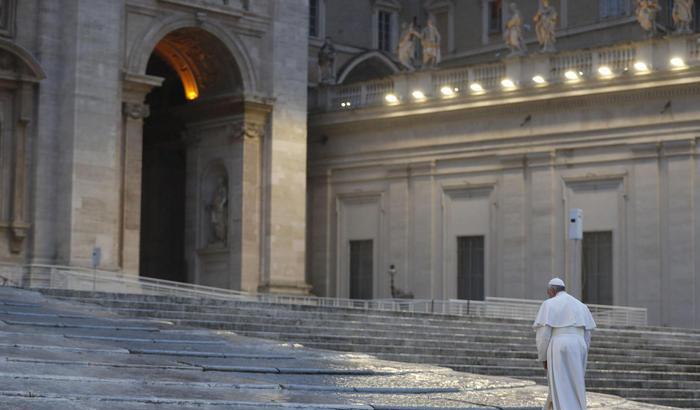 Il Papa addolorato e malfermo ci ha ricordato l'illusione di essere sani in un mondo malato