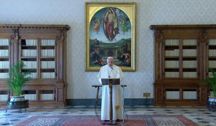 Il Papa recita dell'Angelus dalla Biblioteca Apostolica