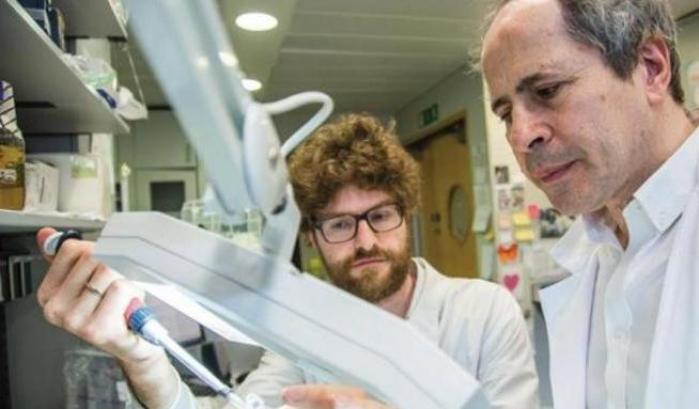 Perché tanti morti in Lombardia? Il microbiologo Crisanti: "Il contagio si trasmette dentro le famiglie"