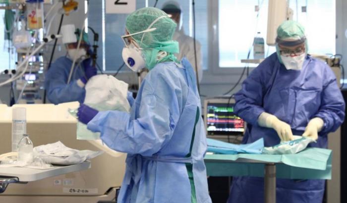 La denuncia: "La burocrazia impedisce i test per scoprire chi sono gli immuni al Covid-19"