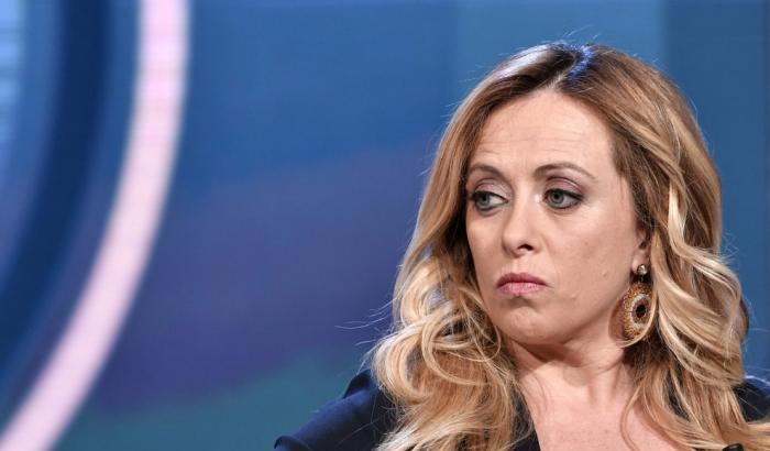 Giorgia Meloni il loop: "Hanno sospeso la democrazia, si torni al voto"