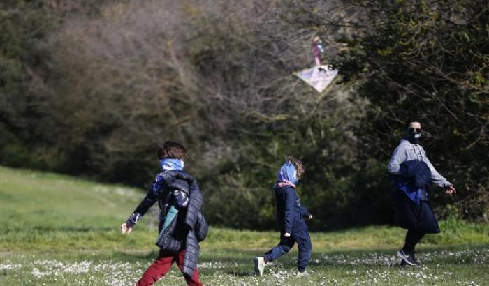 Campania e Lombardia contro il governo: "Le passeggiate coi bimbi potrebbero essere pericolose"